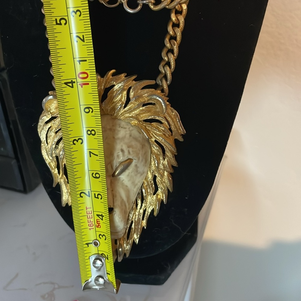 Luca Razza Vintage 1970s Lion Head Necklace, Large Gold Tone Statement Pendant - Picture 3 of 7